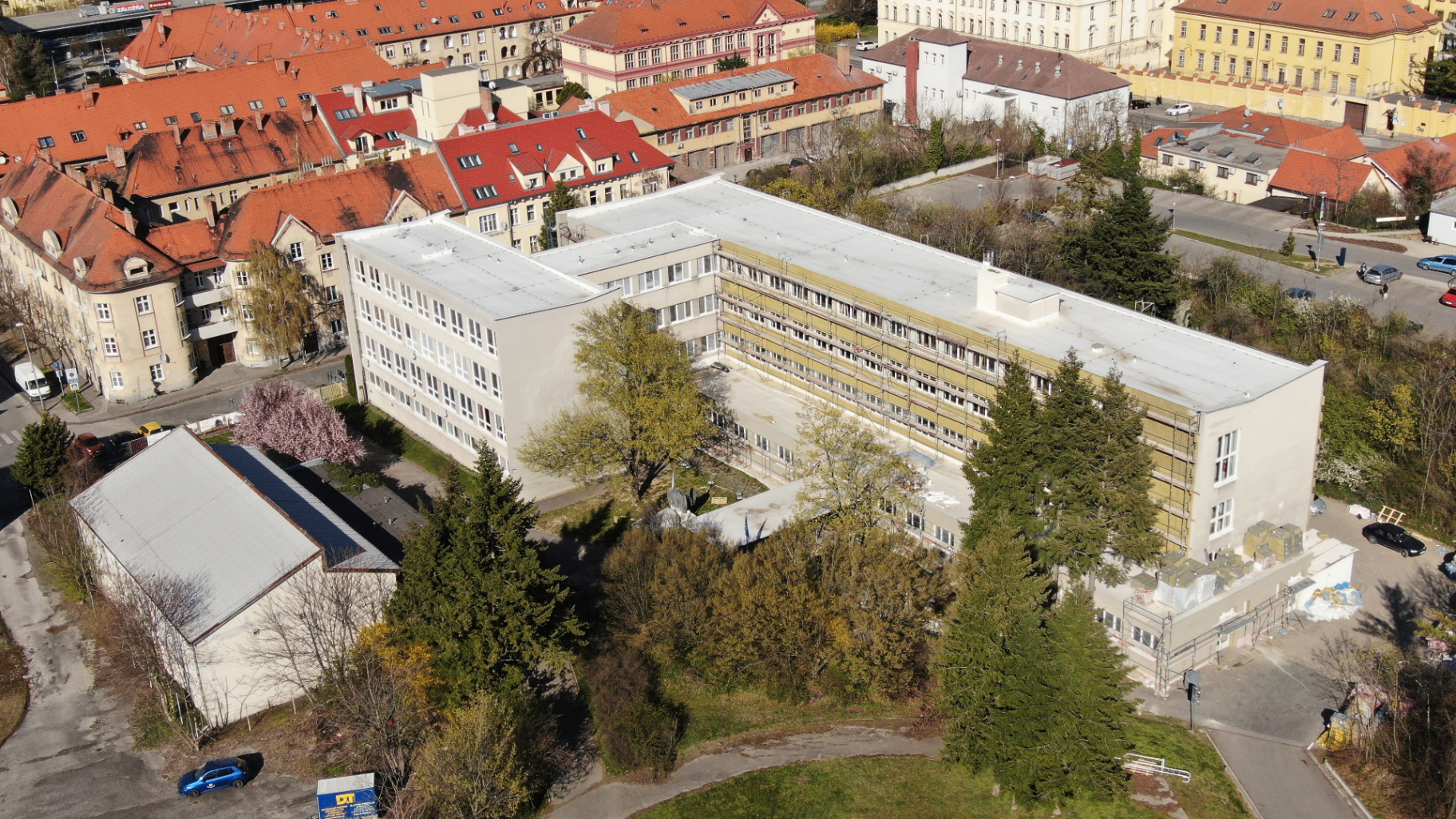 Energetická efektívnosť budov – pohľad z výšky na zateplenú budovu