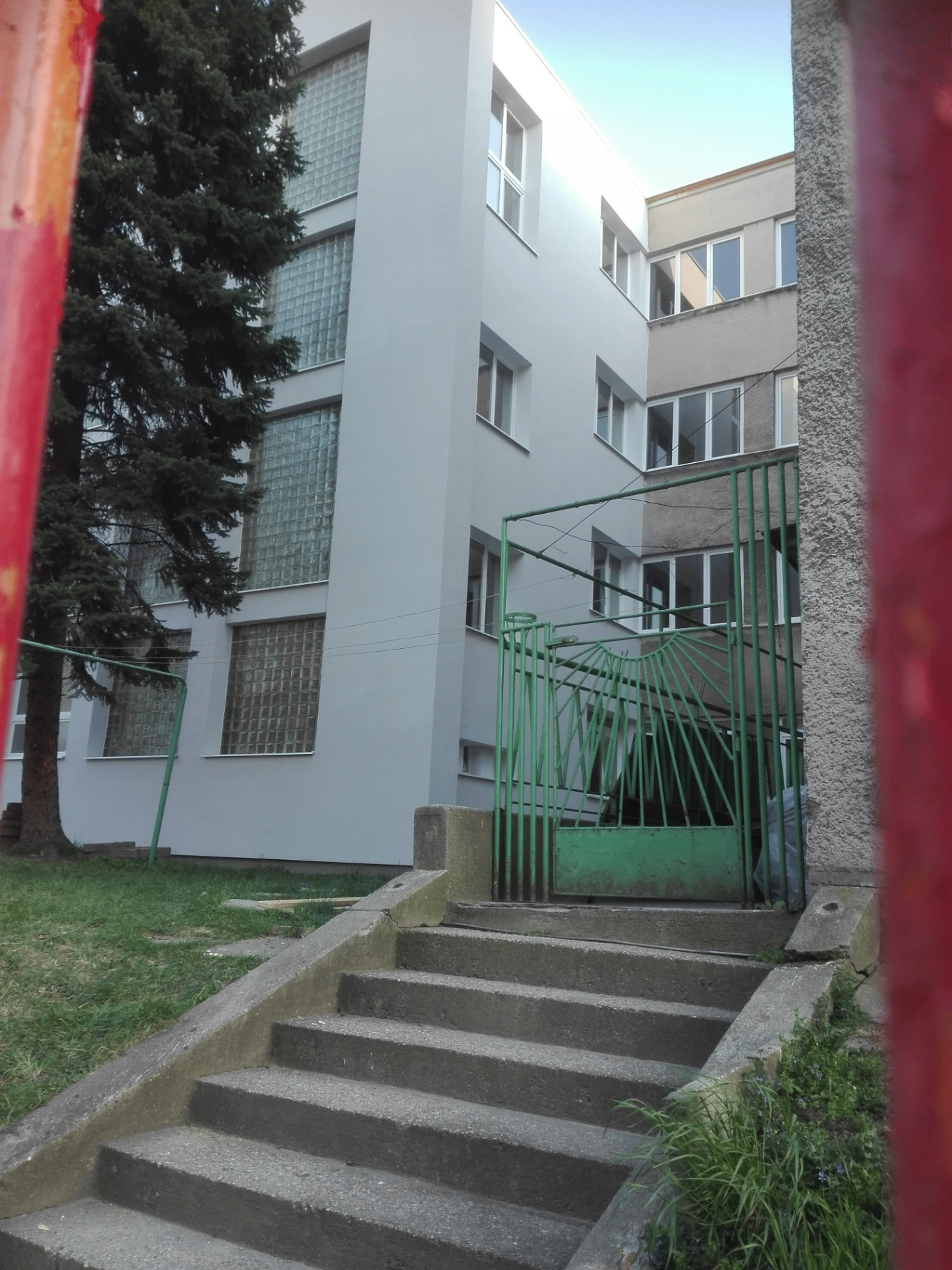 Zateplená fasáda budovy po rekonštrukcii