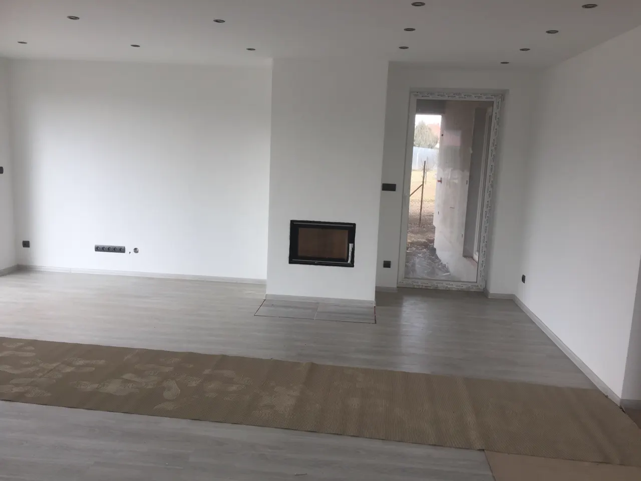 Rodinný dom 2 — obývacia izba s krbom